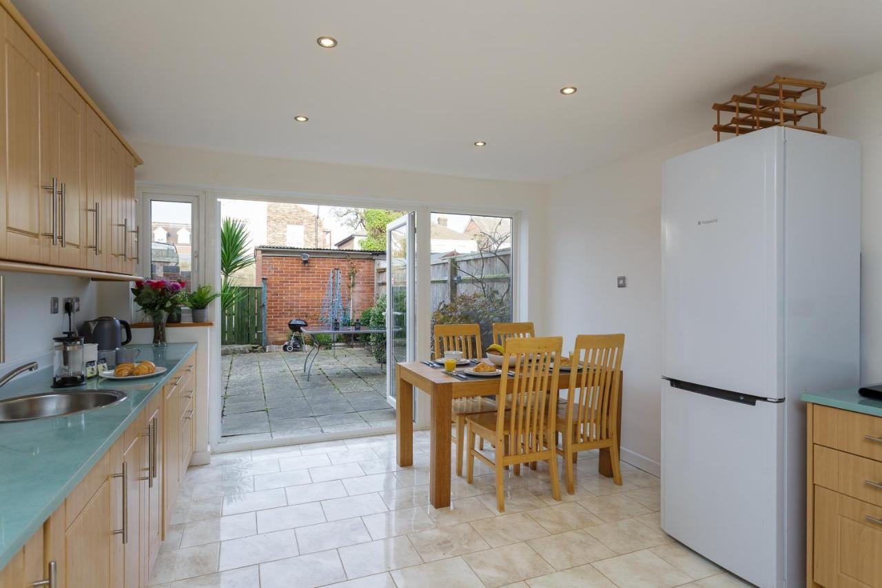 Best Price! Large Home For 4 - Smart Tv - Comfy Beds - Garden - 4 Single Beds Or 2 Doubles! Portsmouth Bagian luar foto