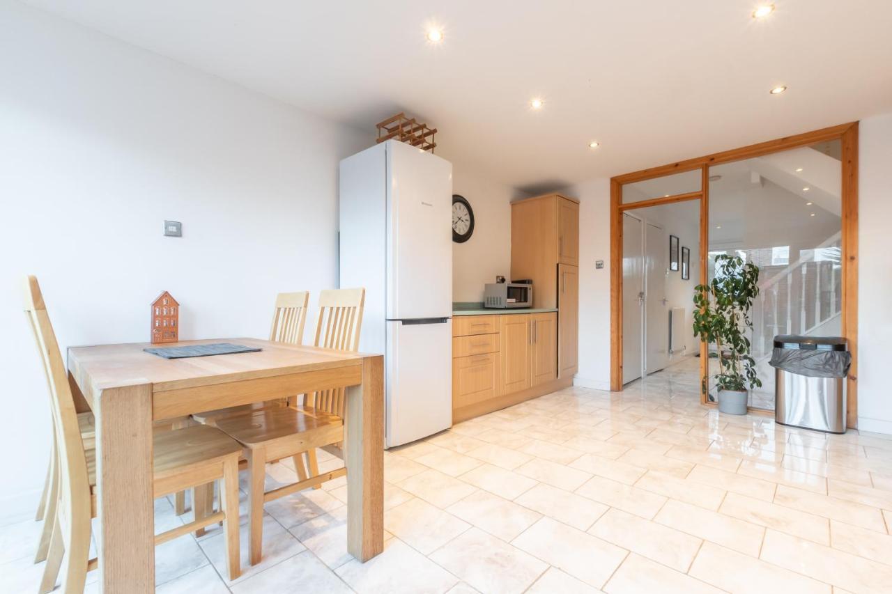 Best Price! Large Home For 4 - Smart Tv - Comfy Beds - Garden - 4 Single Beds Or 2 Doubles! Portsmouth Bagian luar foto