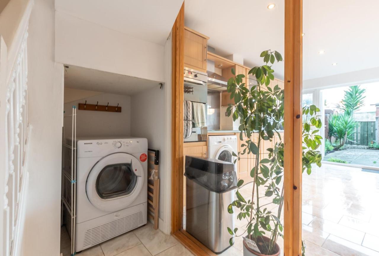Best Price! Large Home For 4 - Smart Tv - Comfy Beds - Garden - 4 Single Beds Or 2 Doubles! Portsmouth Bagian luar foto