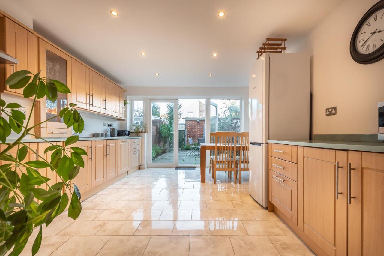Best Price! Large Home For 4 - Smart Tv - Comfy Beds - Garden - 4 Single Beds Or 2 Doubles! Portsmouth Bagian luar foto